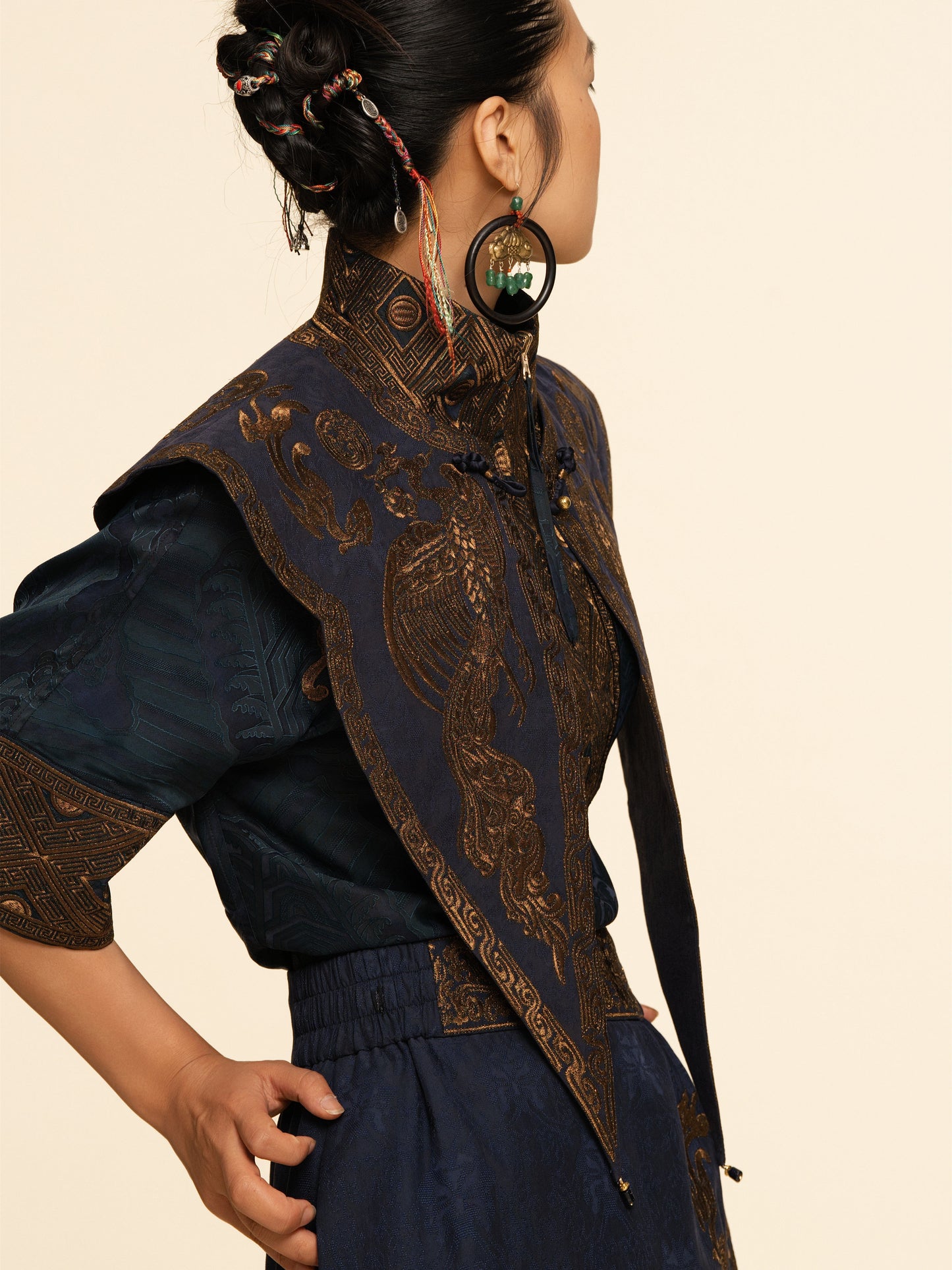 Heritage Xiangyun Silk Shoulder Cape – Bronze Gold Embroidered Mantle | Zouxin Silk