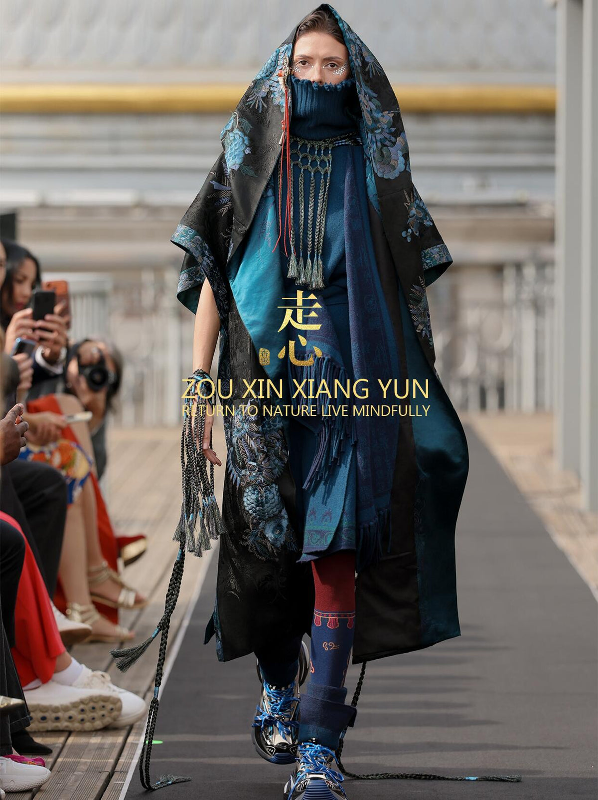 Luxury Black Luoyue Silk Hooded Cape-26Z142M