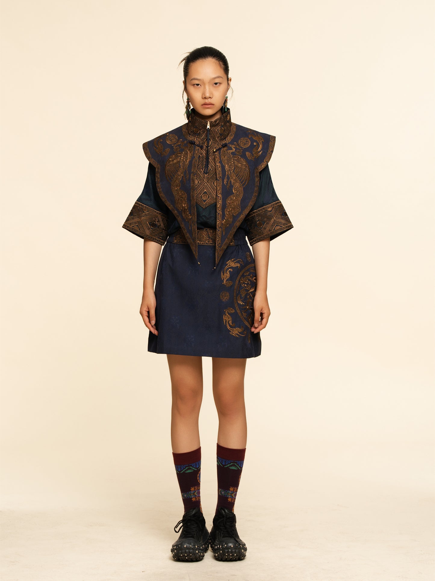 Heritage Xiangyun Silk Shoulder Cape – Bronze Gold Embroidered Mantle | Zouxin Silk